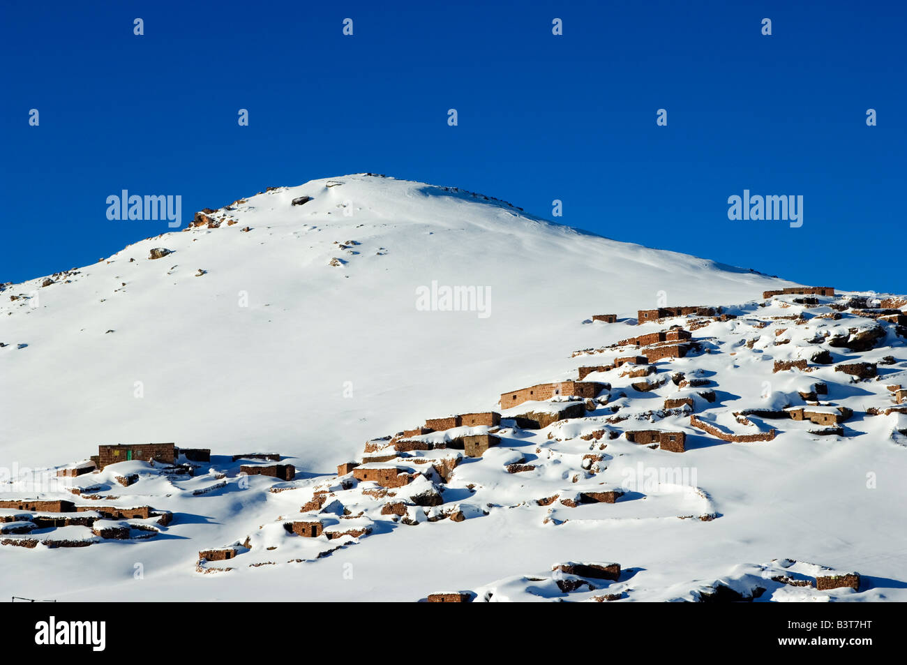 Le Maroc, l'Oukaimeden. Station de ski de l'Oukaimeden Haut Atlas Maisons Traditionnelles Shepherd Banque D'Images