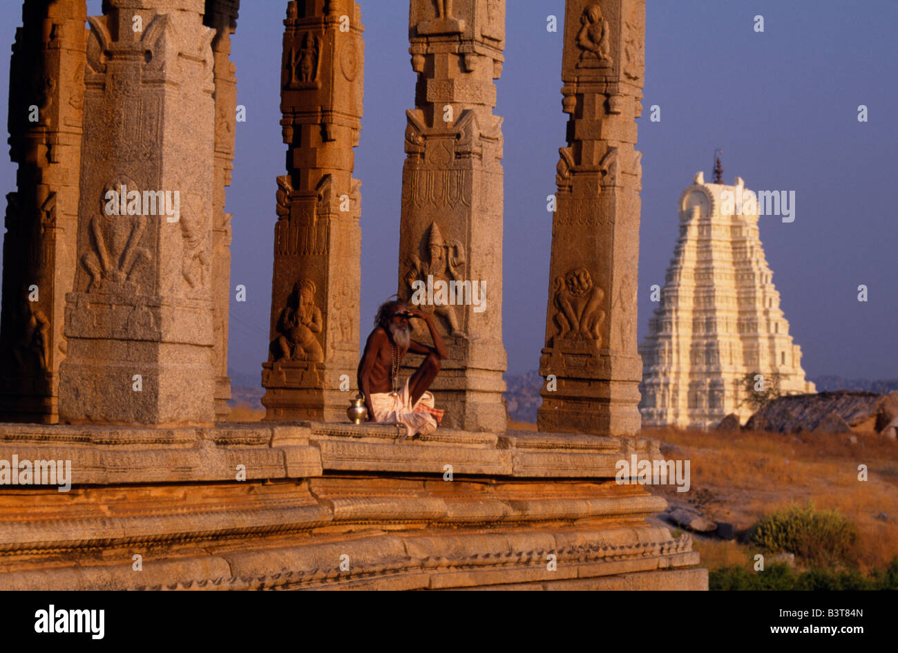 L'Inde, Karnataka, Hampi. Une errance ou ascétique sadhu, repose dans le porche d'un culte sur Hemakuta Hill Banque D'Images