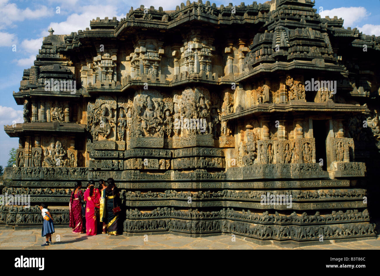 L'Inde, Karnataka, Halebid. Le 12e siècle Hoysaleshvara temple, construit par le pouvoir de la dynastie Hoysala, bénéficie d'une immense quantité Banque D'Images