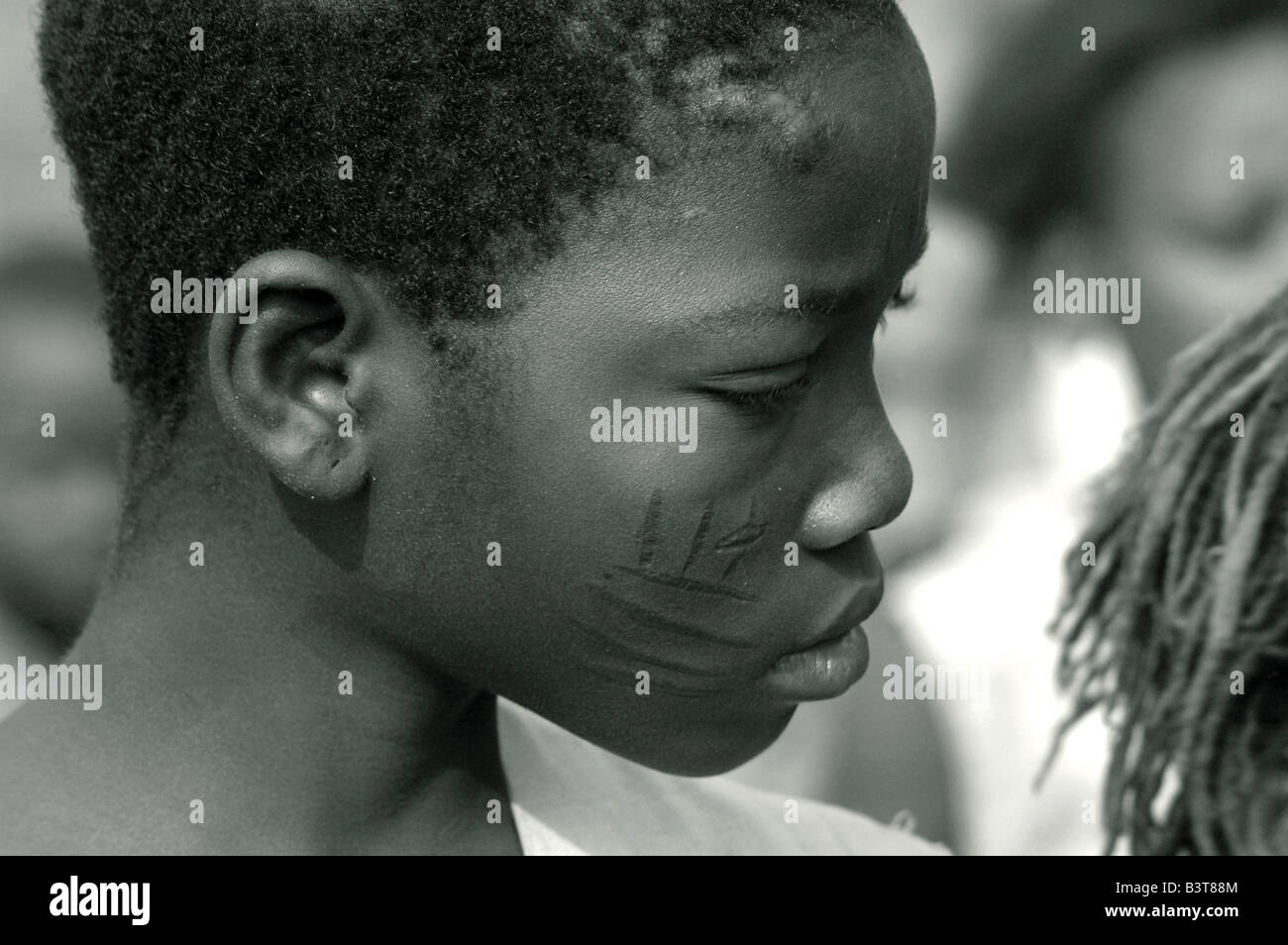 Portrait d'un côté petite fille africaine à scarifications sur sa joue. (MR) Banque D'Images