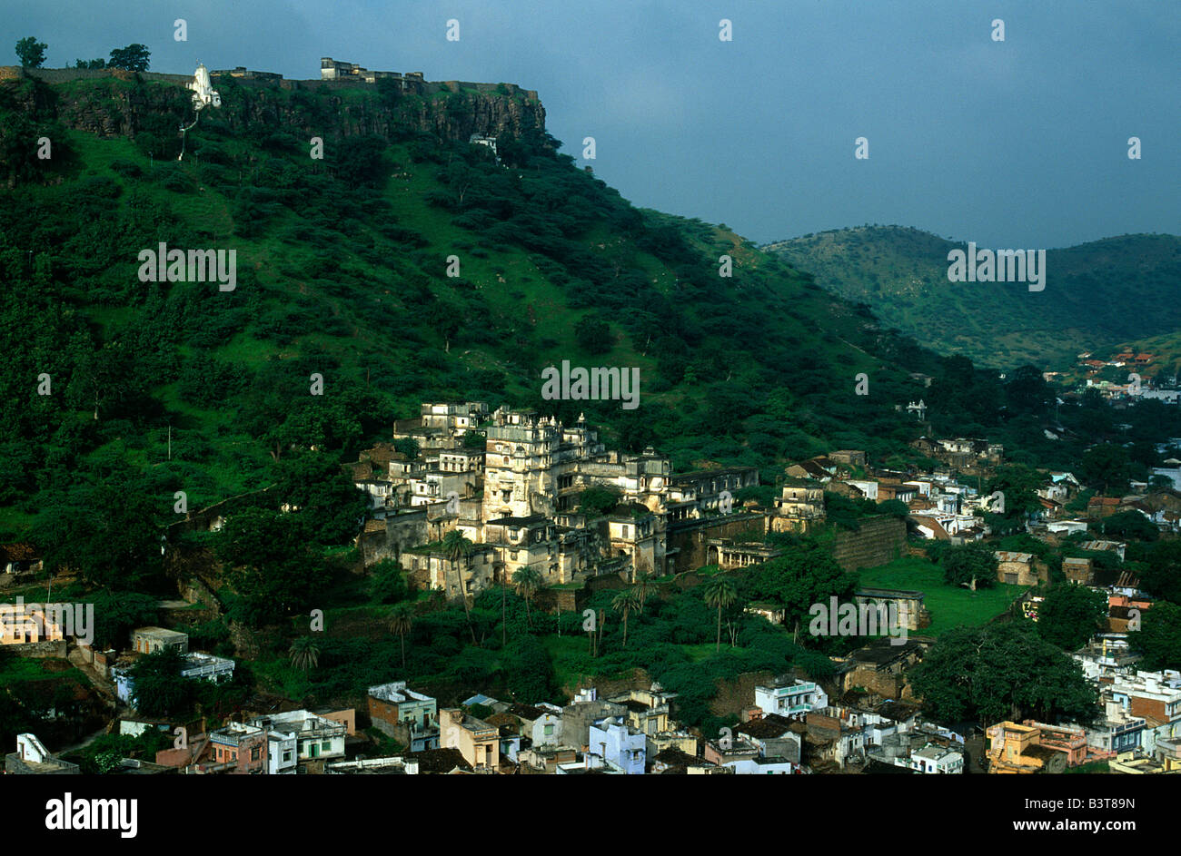 L'Inde, Rajasthan, Dungarpur. La "ville des collines" est le monument le plus célèbre de Juna Mahal en ruine, vu ici au pied d'une colline surmontée d'un ancien pavillon de chasse. Banque D'Images