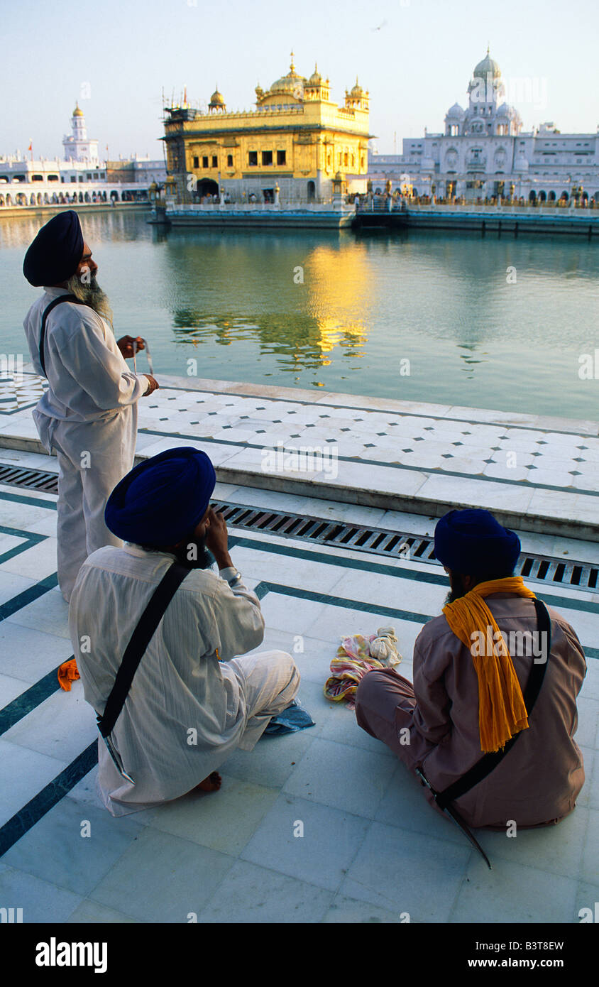 L'Inde, Punjab, Amritsar. Pèlerins de soie à côté de l'Amrit Sarovar pause, la piscine d'Immortality-Giving 'Nectar', et le Temple d'or. Banque D'Images