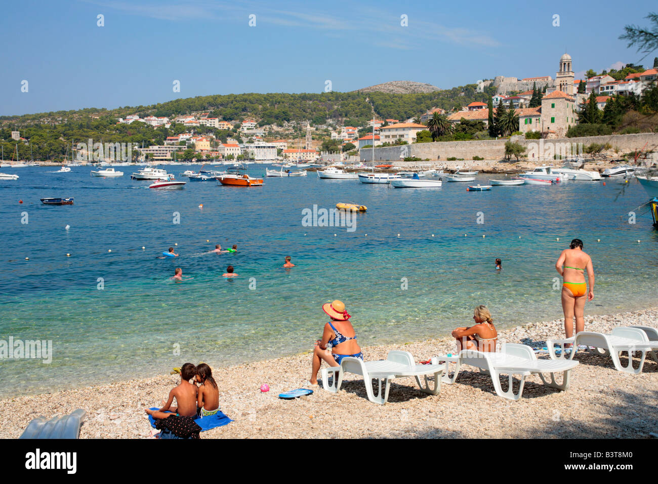 Plage et du port de la ville de Hvar, Hvar, Croatie, Europe de l'Est Banque D'Images