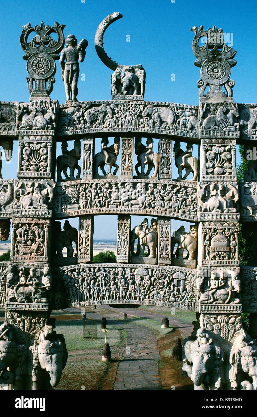 L'Inde, le Madhya Pradesh, Sanchi. Élaborer quatre toranas, ou des passerelles, garde le Grand Stupa, l'Inde, monument bouddhiste survivant commencé par l'empereur Asoka au iiie siècle avant J.-C.. Malgré la fragmentation de roue de la vie, ces terres du nord est le mieux préservé torana et représente des scènes de la vie du Bouddha. Banque D'Images