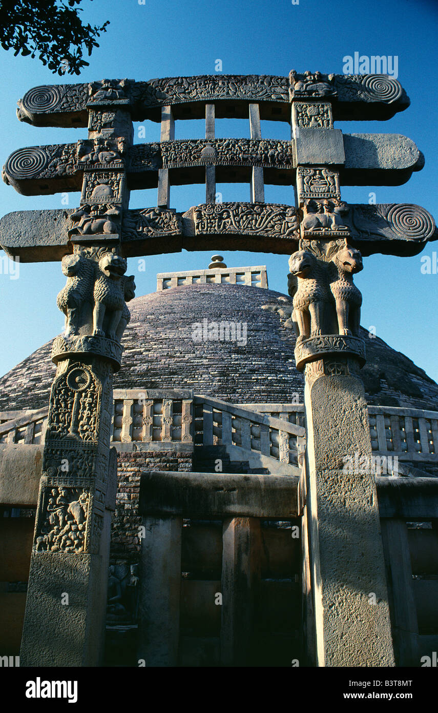 L'Inde, le Madhya Pradesh, Sanchi. Élaborer quatre toranas, ou des passerelles, garde le Grand Stupa, l'Inde, monument bouddhiste survivant commencé par l'empereur Asoka au iiie siècle avant J.-C.. Ici, le sud de l'entrée de marques torana principe. Banque D'Images