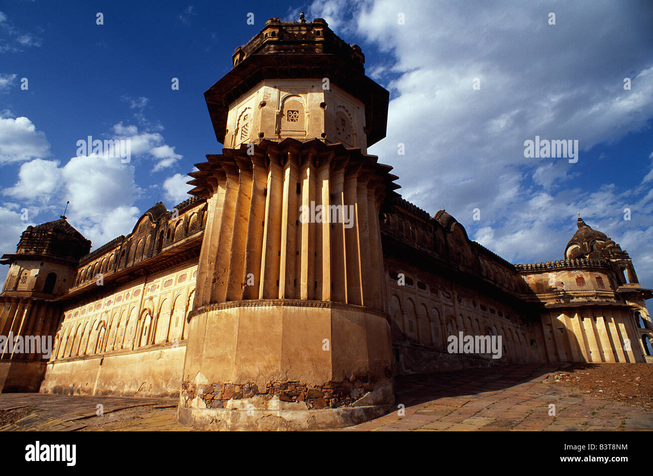 L'Inde, le Madhya Pradesh, Orchha. Dans cette ancienne capitale fortifiée de l'Bundela Rajputs, le Lakshminarayan Mandir, ou temple, semble conçue comme un petit fort. À l'intérieur, 17ème à 19ème siècle, fresques murales représentant des épisodes de l'histoire locale ainsi que des histoires religieuses peut encore être vu. Banque D'Images