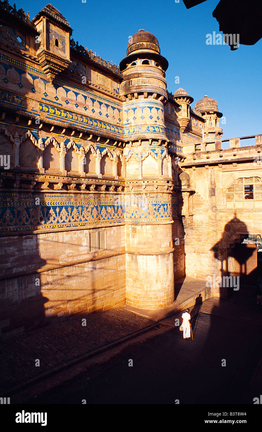 L'Inde, le Madhya Pradesh, Gwalior. Construit en haut d'une colline rocheuse étroite près de 100m au-dessus de la plaine, le massif fort de Gwalior est parmi les plus impressionnants de l'Inde. Vu ici est le Hathia Paur Gate et la façade sud de la 16e siècle, le Man Mandir fort la plus spectaculaire palace. Banque D'Images