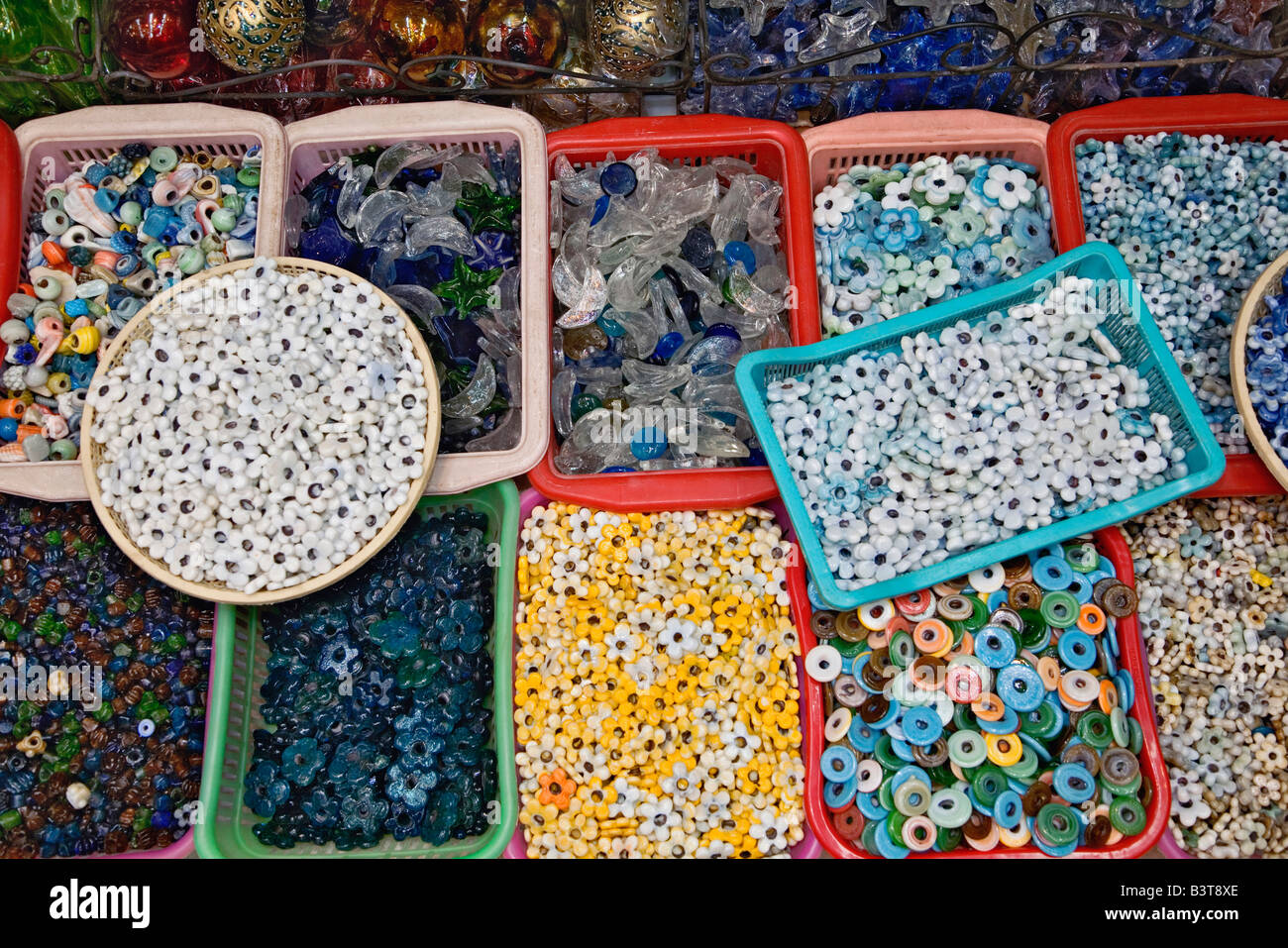 Perles de verre coloré en vente, Khan el Khalili, Le Caire, Egypte Photo  Stock - Alamy
