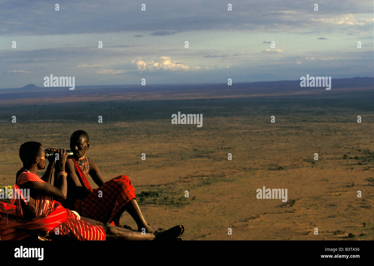 Afrique, Kenya, Masai Mara. A Warrior's vue à partir de la réserve nationale de Shimba Hills. L'année 2007. Banque D'Images