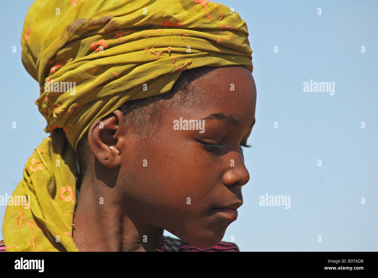 Portrait d'une jeune fille africaine portant un chapeau style boubou  tradiionnal Photo Stock - Alamy