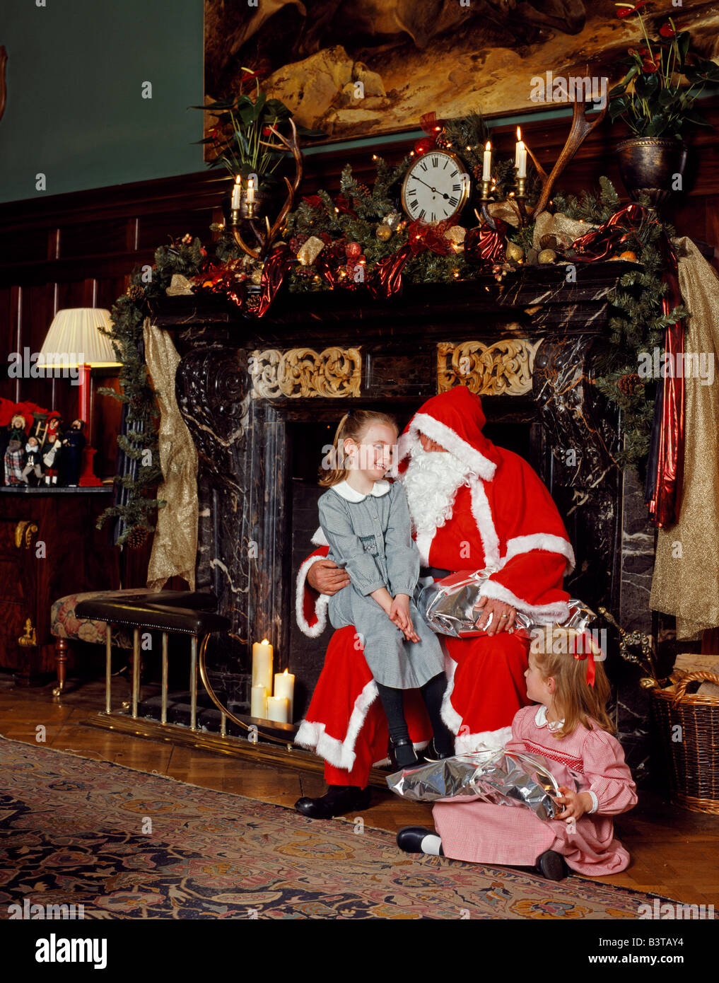 L'Angleterre, dans le Leicestershire, Stapleford. Père Noël apporte des cadeaux aux jeunes invités à Stapleford Park Country House Hotel Banque D'Images