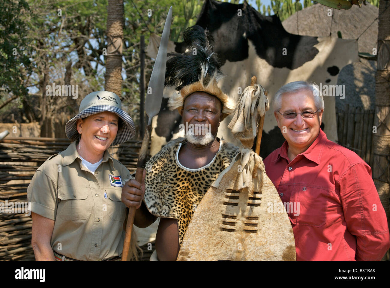 L'Afrique, Afrique du Sud, Johannesburg, Shakaland, chef zoulou avec les touristes, (MR) Banque D'Images