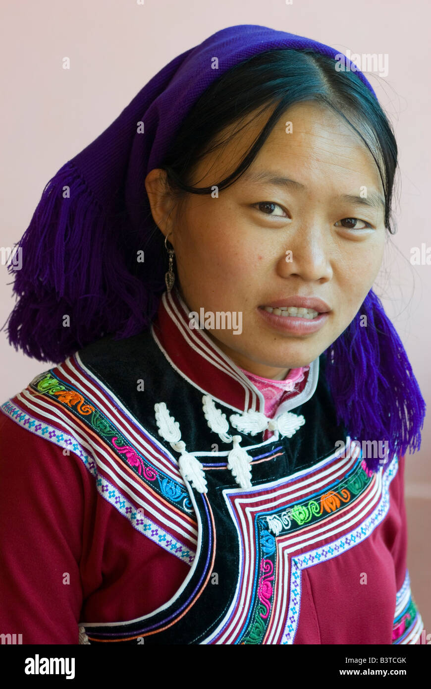 L'Asie, Chine, Province du Yunnan, Yuanyang. Portrait de jeune femme en minorité Hani robe traditionnelle. (MR) Banque D'Images
