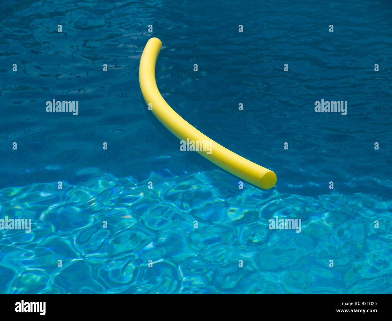 "Mousse" de nouilles floating in a swimming pool Banque D'Images