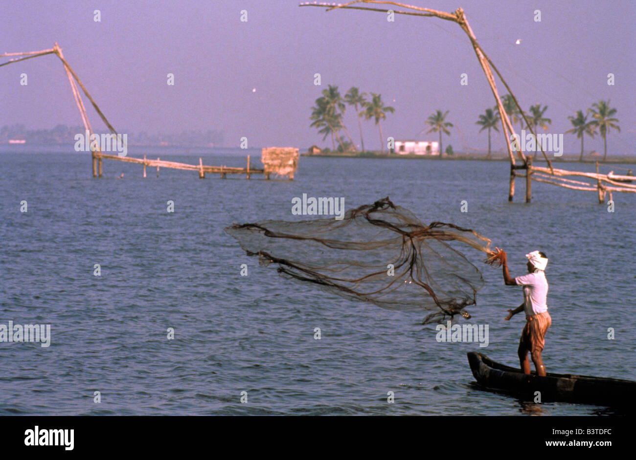 L'Asie, l'Inde, le Kerala. La pêche dans les eaux de l'arrière. Banque D'Images