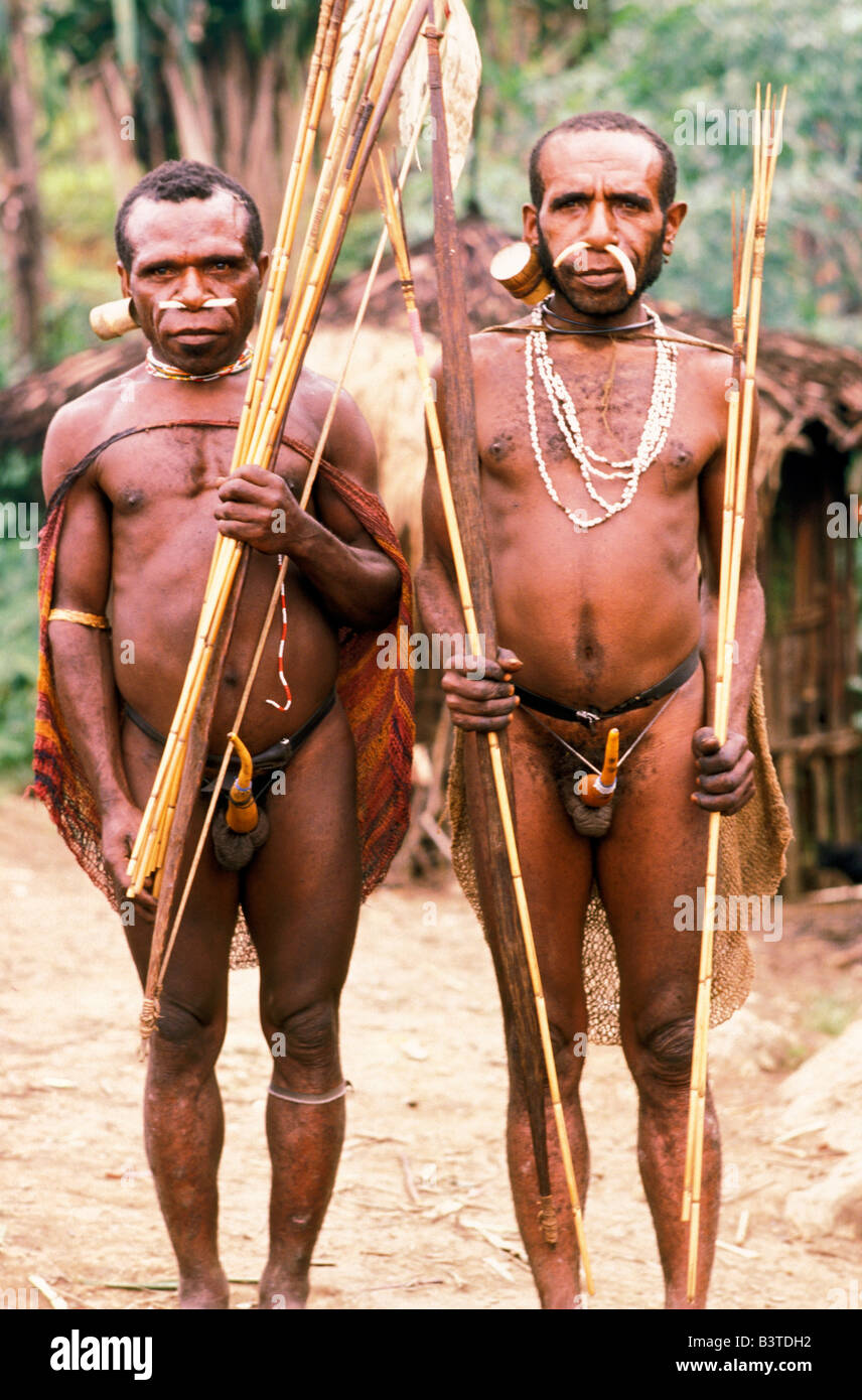 L'Océanie, l'Indonésie, l'Irian Jaya. Les gens de la tribu Korowai, una (hache de pierre). Banque D'Images