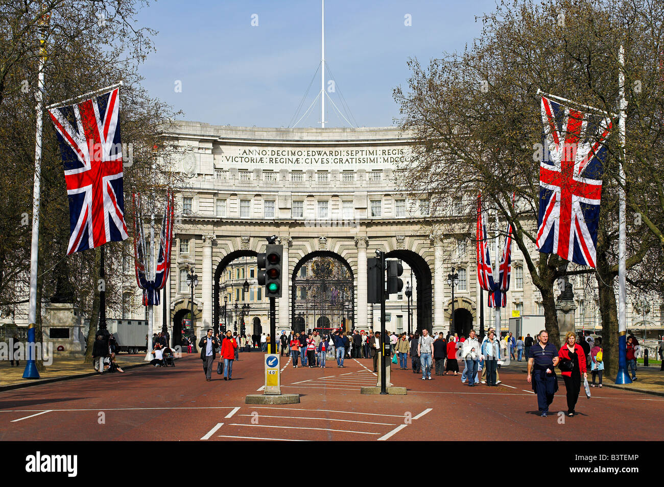 L'Angleterre, Londres. L'Admiralty Arch, au large de Trafalgar Square à Londres. Le bâtiment a été commandé par le roi Édouard VII en mémoire de sa mère la reine Victoria, bien qu'il n'a pas vécu pour voir son achèvement. Il a été conçu par Sir Aston Webb et jouxte l'ancien bâtiment de l'Amirauté, lui donnant son nom. Banque D'Images