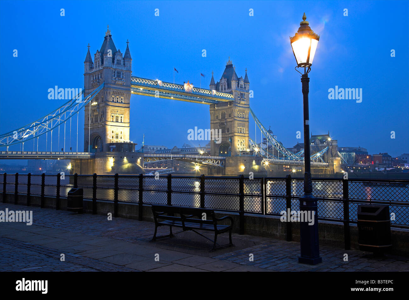 L'Angleterre, Londres. Tower Bridge de nuit. La construction du pont a  débuté en 1886 et a pris 8 ans. La travée centrale peuvent être soulevées  pour permettre aux navires de se déplacer