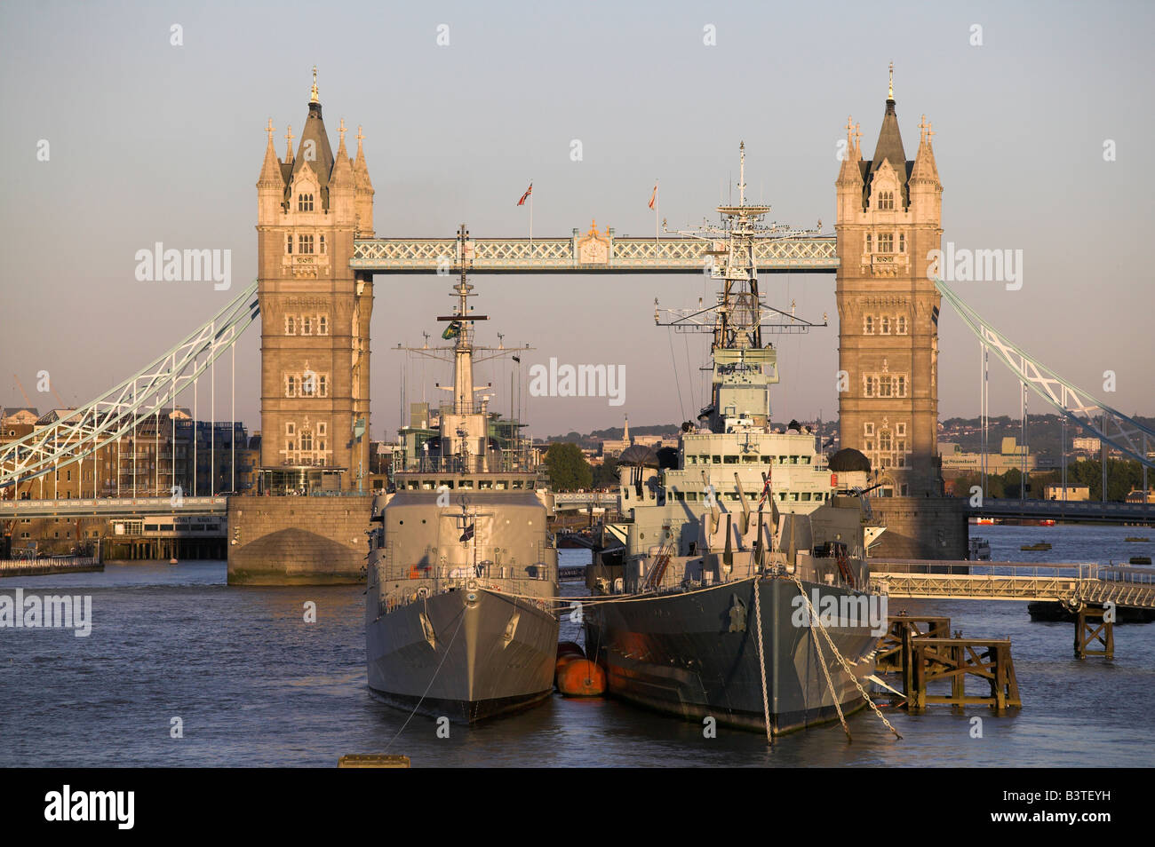 L'Angleterre, Londres, le HMS Belfast, un navire de la seconde guerre mondiale maintenant transformé en musée flottant, est amarré sur la Tamise près de Tower Bridge. Banque D'Images