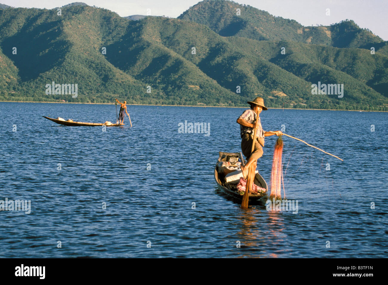 L'Asie, Birmanie, lac Inle. Les pêcheurs traditionnels, les rameurs de la jambe. Banque D'Images