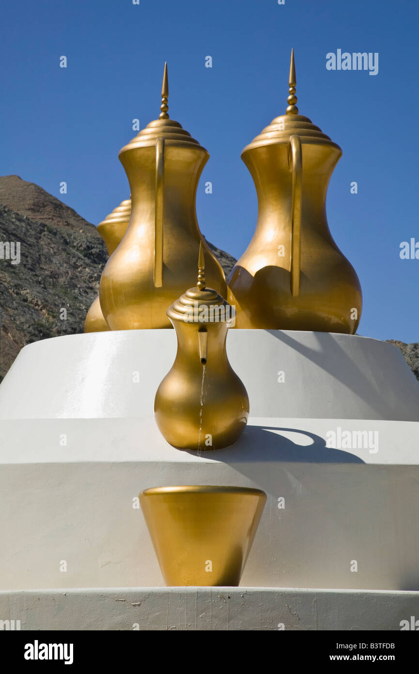 Oman, Muscat, Al Wadi al Kabir. Carafe à eau arabe sculpture à  l'intersection de la route Photo Stock - Alamy