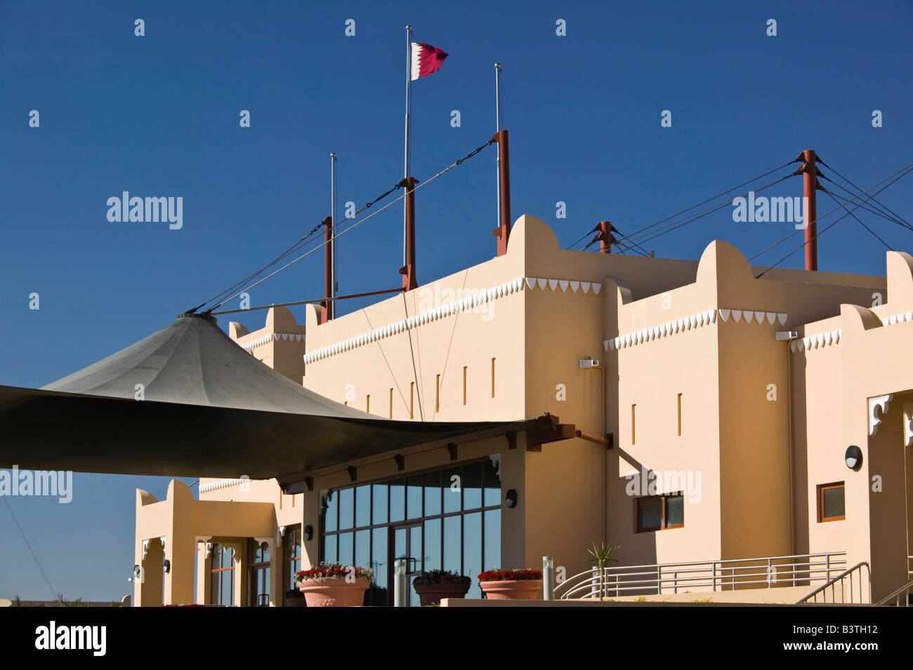 Le Qatar, Al Shahaniya. Qatar les courses de chameaux Track- Bâtiment principal Banque D'Images