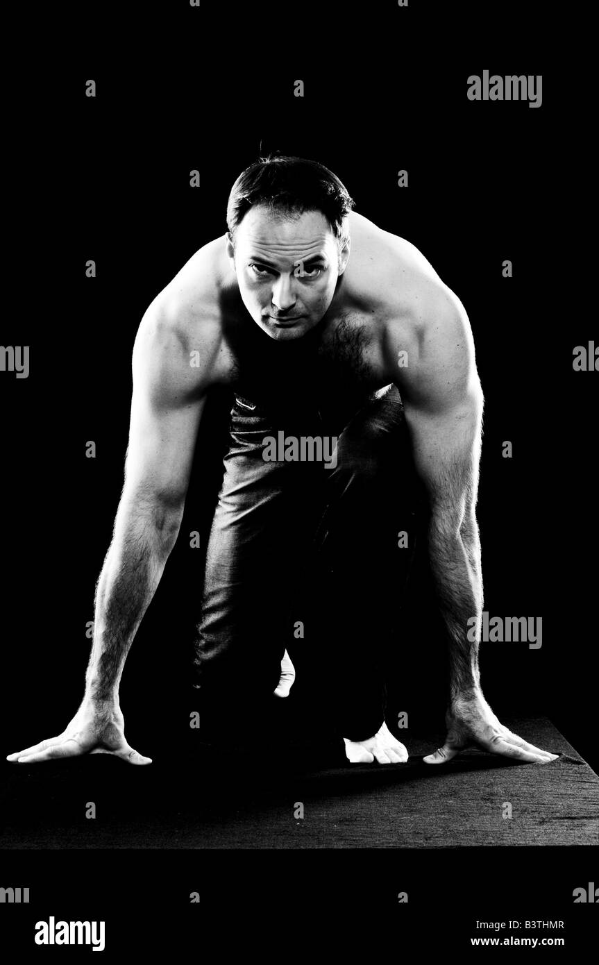 Un homme pratiquant le yoga Banque D'Images