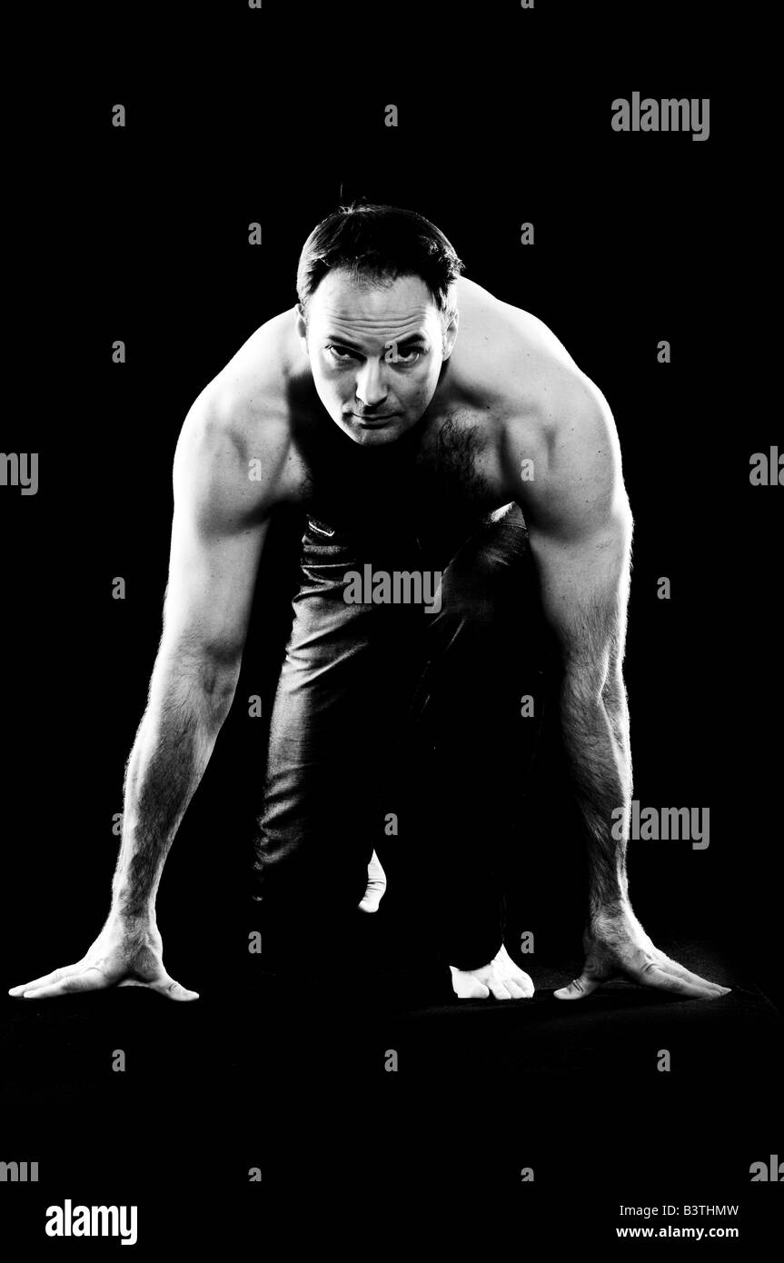 Un homme pratiquant le yoga Banque D'Images