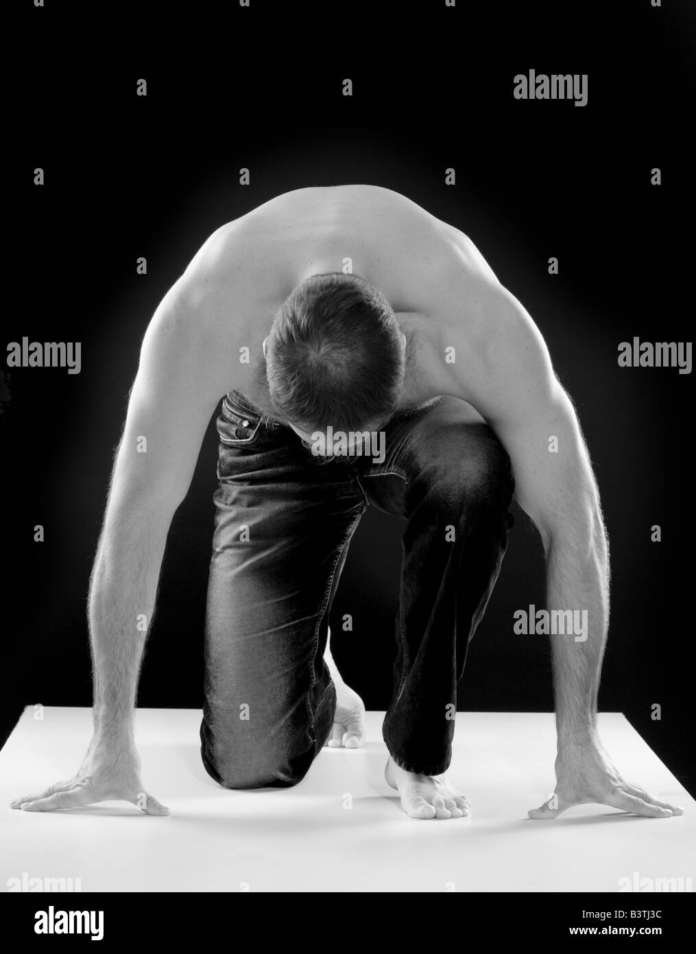 Un homme pratiquant le yoga Banque D'Images