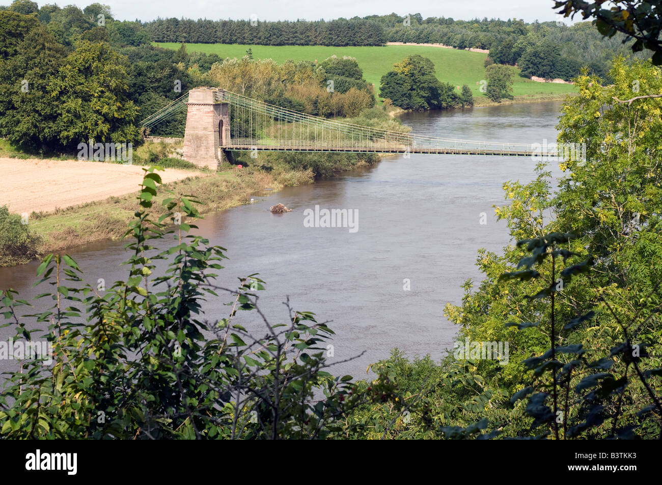 La rivière Tweed et gonflé l 'Union européenne 'Suspension Bridge, à la frontière de l'Ecosse et l'Angleterre Banque D'Images