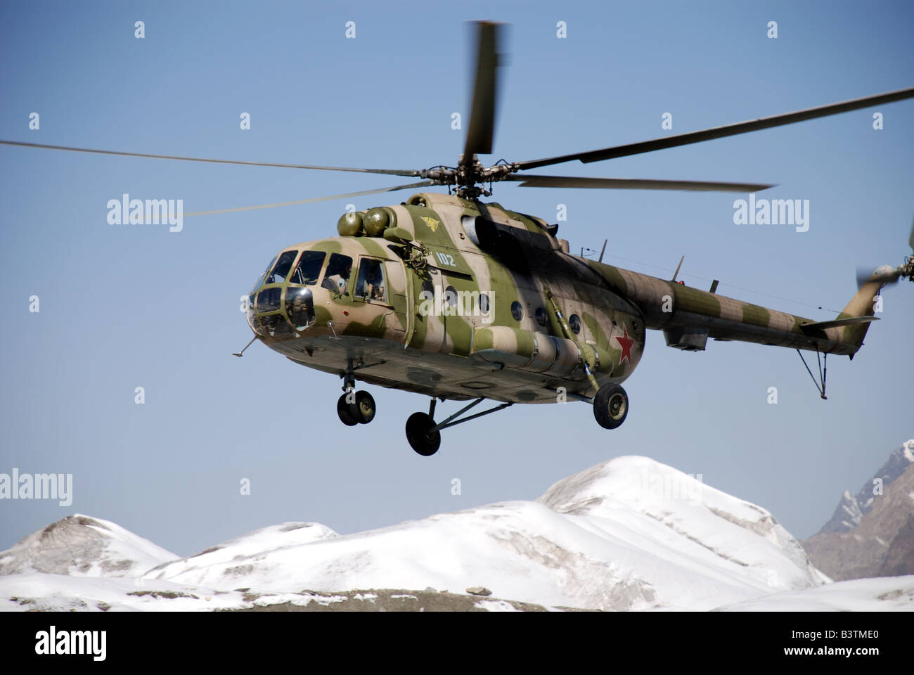 Un hélicoptère MI-8 l'approche militaire du camp de base sur le glacier Inylchek du sud dans les hautes montagnes du Tian Shen du Kirghizistan Banque D'Images