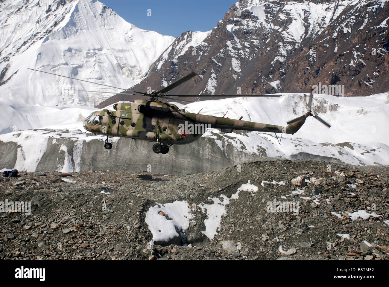 Un hélicoptère MI-8 l'approche militaire du camp de base sur le glacier Inylchek du sud dans les hautes montagnes du Tian Shen du Kirghizistan Banque D'Images
