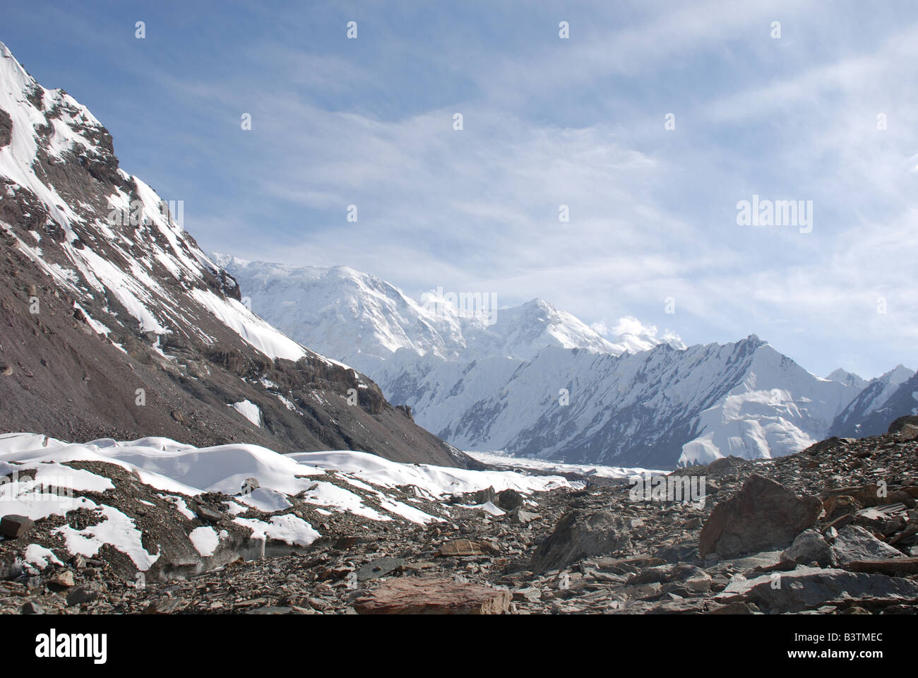 Le glacier Inylchek du sud dans les hautes montagnes du Tian Shen du Kirghizistan Banque D'Images