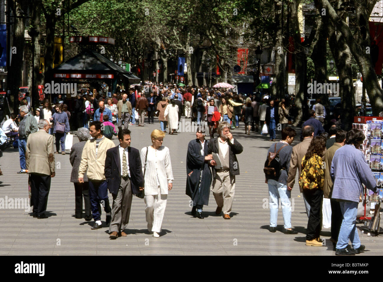 Espagne, Barcelone, Las Ramblas, au coeur de Barcelone. Ce sont des promeneurs du dimanche après-midi en hiver le soleil. Banque D'Images