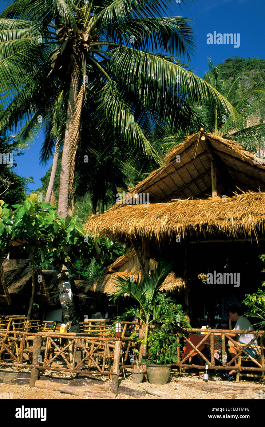 L'Asie, THAÏLANDE, Krabi. East Railay Beach, restaurant au toit de chaume. Banque D'Images