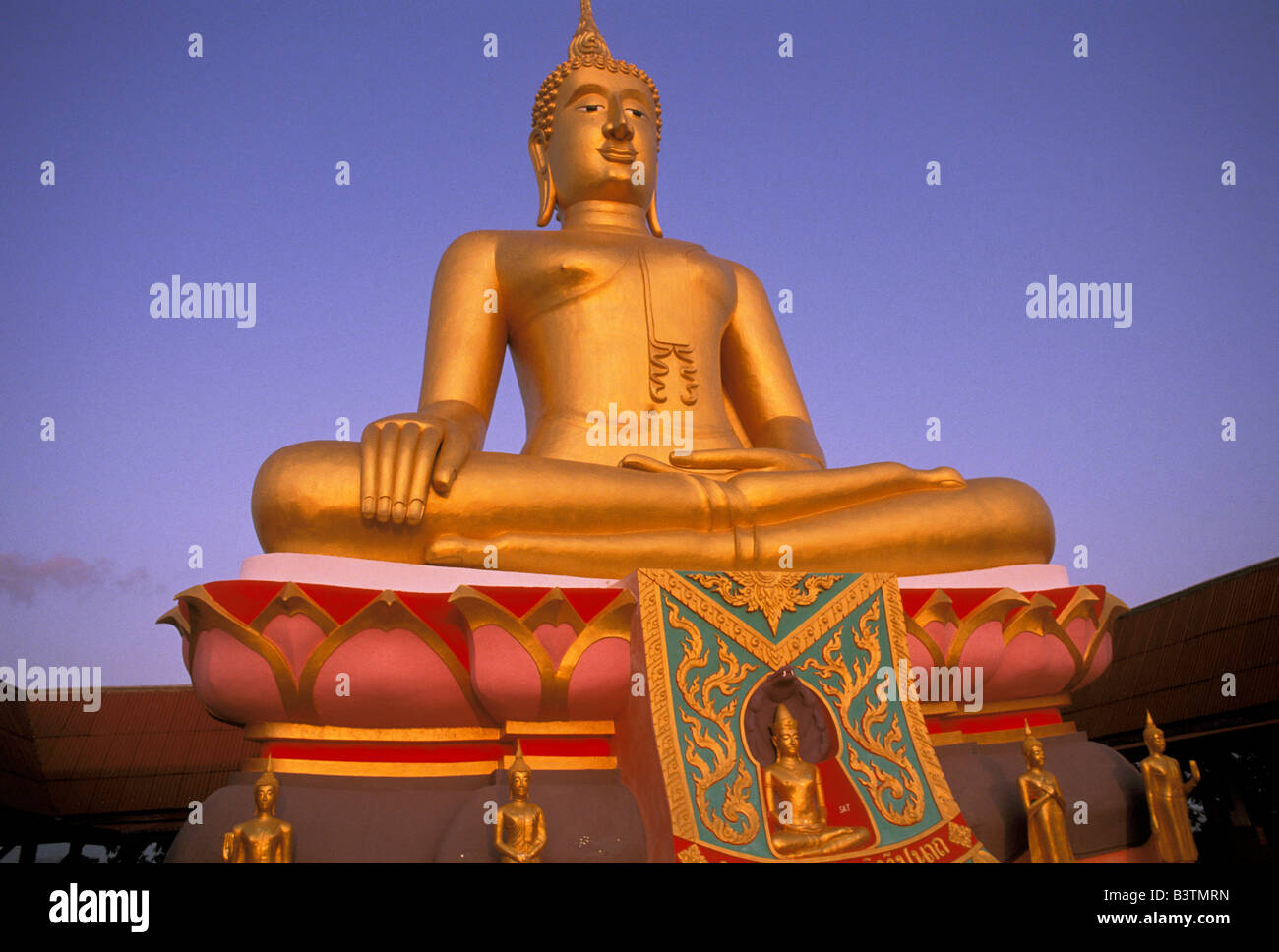 L'Asie, THAÏLANDE, Ko Samui Island. Wat Hin Ngu, giant bouddha assis. Banque D'Images