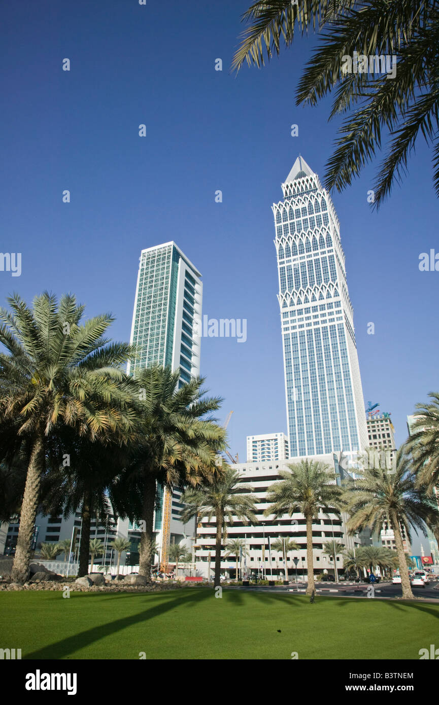 Emirats Arabes Unis, Dubaï, la ville de Dubaï. Construction Tower-Up et Sheik Zayed Road Tours Banque D'Images