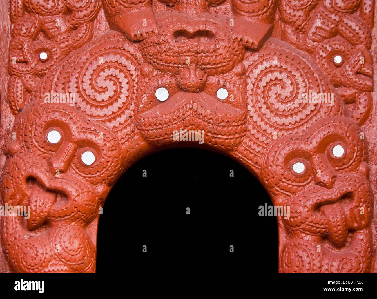 La Nouvelle-Zélande, Rotorua. Sculpture sur bois traditionnel Maori autour de l'entrée. Banque D'Images