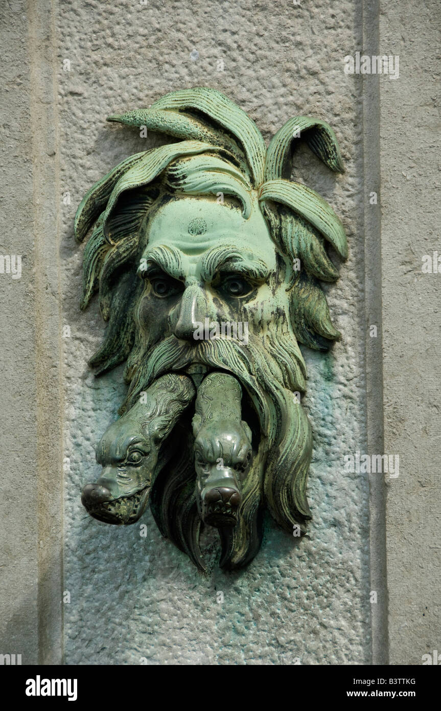 L'Europe, Belgique, Brugge (aka Brug ou Bruge). Bruges historique, UNESCO World Heritige Site. Fontaine en bronze. Banque D'Images