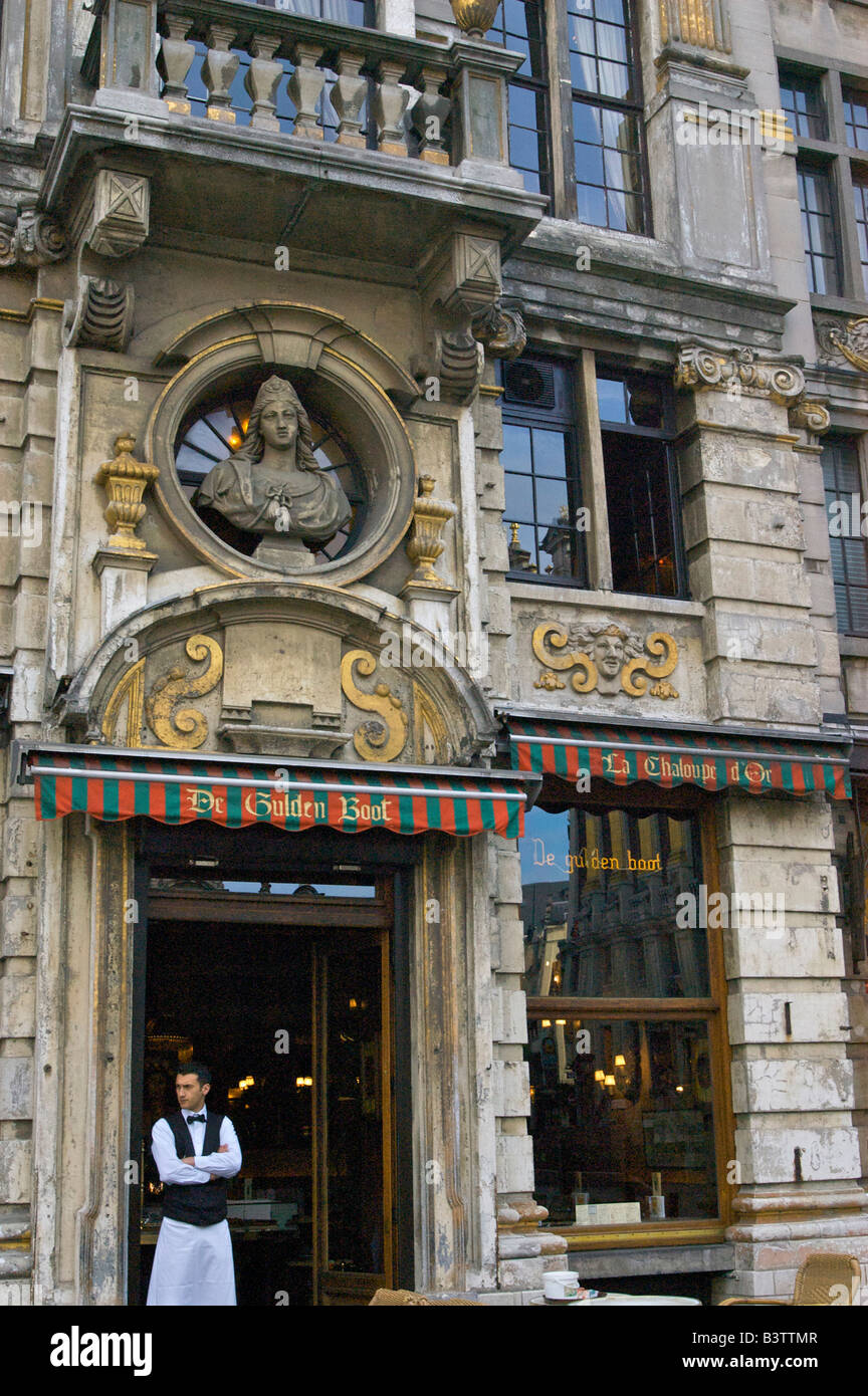 L'Europe, Belgique, Région de Bruxelles-Capitale, Bruxelles, La Grand Place, Le Restaurant De Gulden Boot ou la chaloupe d'Or Banque D'Images