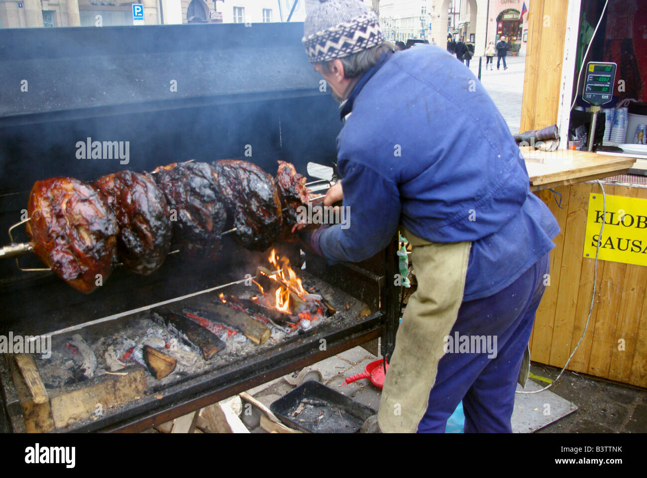 Jambon à La Broche Au Feu De Bois L'Europe, République tchèque, Prague, place de la Vieille Ville, Marché de  Noël, de l'alimentation de la sculpture du vendeur torréfaction jambon à la  broche sur un feu de bois Photo Stock -