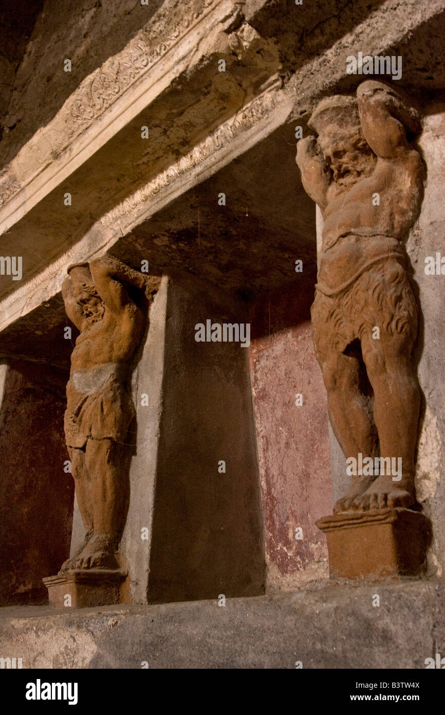 L'Europe, Italie, Campanie, Pompéi. Vue sur Telamons ou colonnes sculptées dans le tepidarium du Forum de bain. Banque D'Images