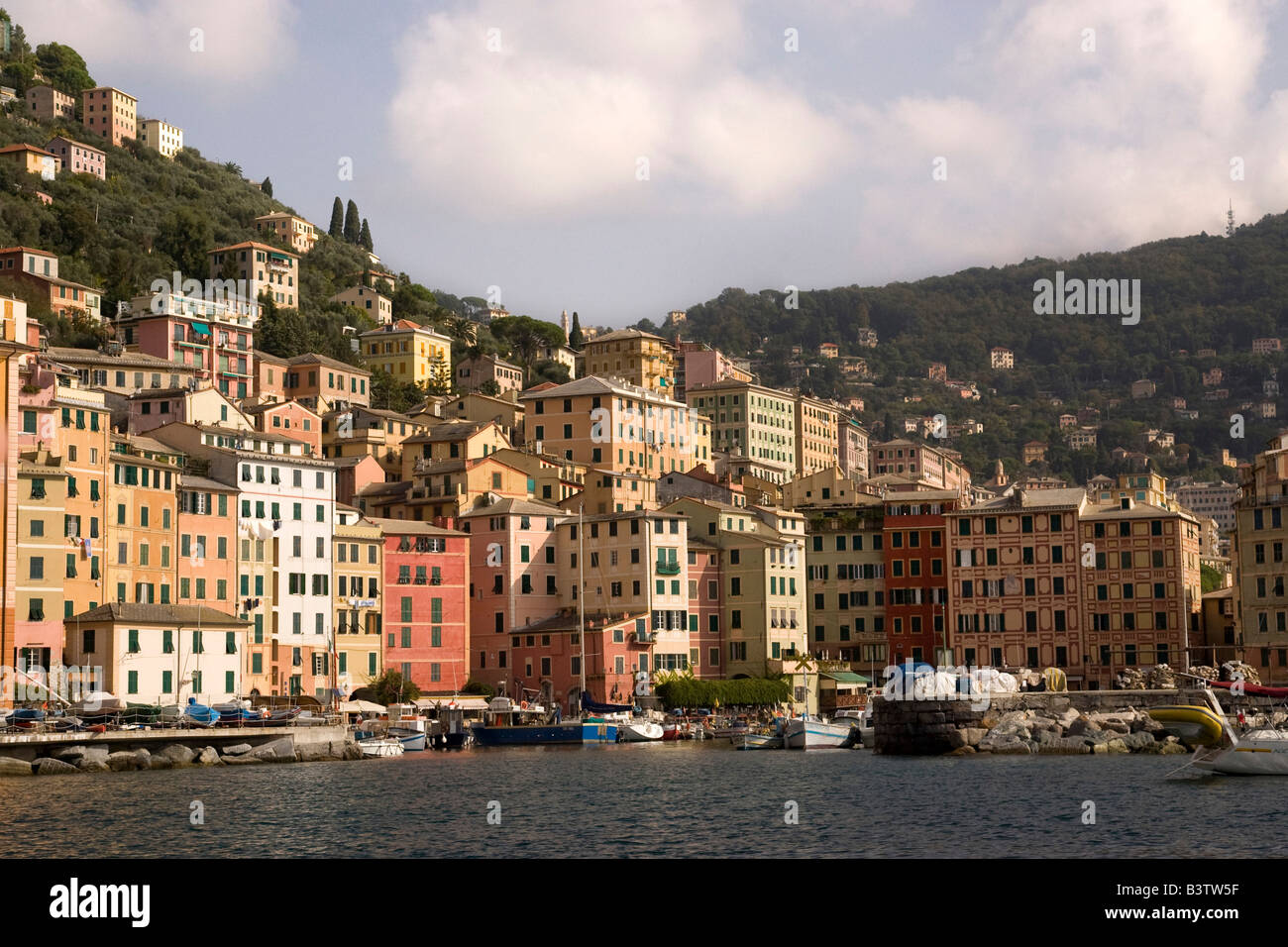 L'Europe, Italie, Camogli. Bateaux amarrés dans le port avec les bâtiments de la ville en arrière-plan coloré. Banque D'Images