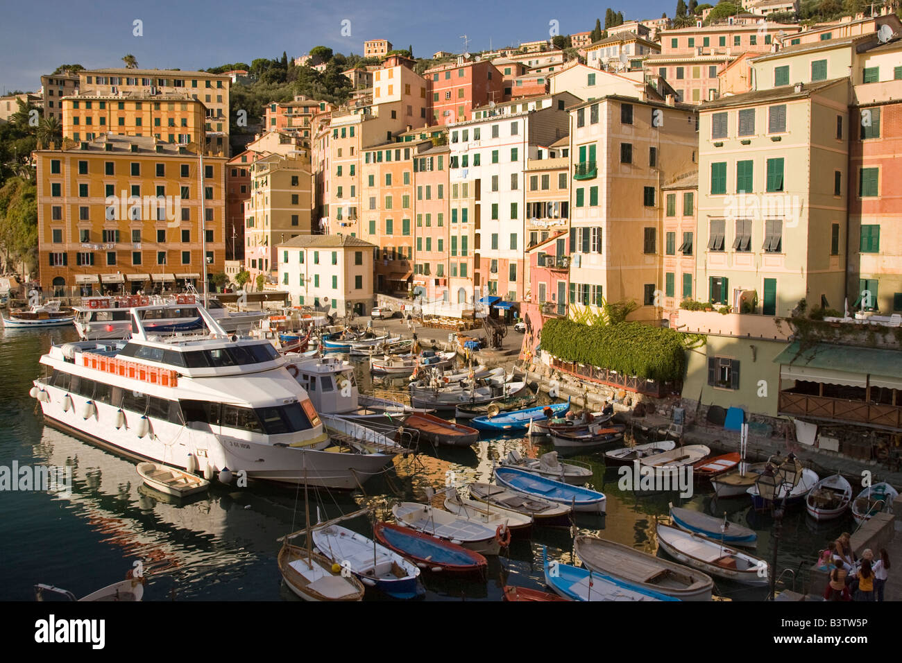 L'Europe, Italie, Camogli. Bâtiments colorés entourent le port et bateaux colorés. Banque D'Images