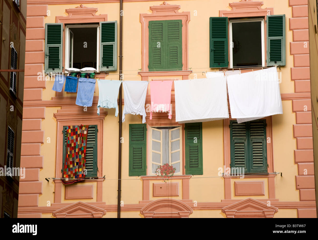 L'Europe, Italie, Camogli. Dans un bâtiment blanchisserie est peint dans la trompe d'oeil ou fou-the-eye style. Banque D'Images