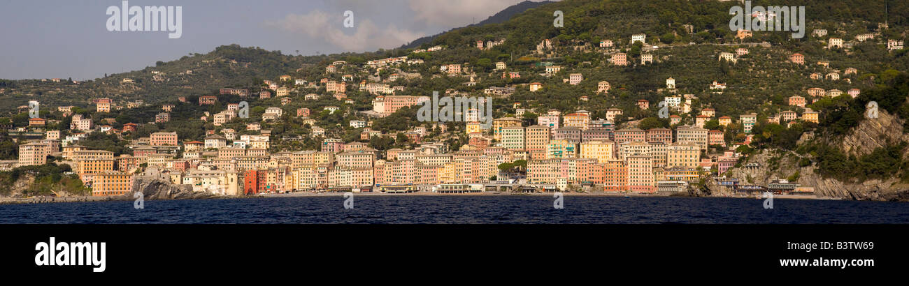 L'Europe, Italie, Camogli. Ville de Panaroma vu de la mer. Banque D'Images