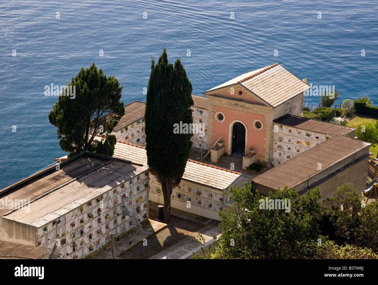 L'Europe, l'Italie, les Cinque Terre, Manarola. Vue aérienne de la ville et le cimetière mausolée. Banque D'Images