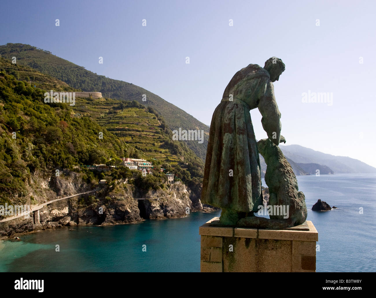 L'Europe, l'Italie, les Cinque Terre, Monterosso. Une statue de saint François d'assise de flatter un chien et donnant sur la mer. Banque D'Images