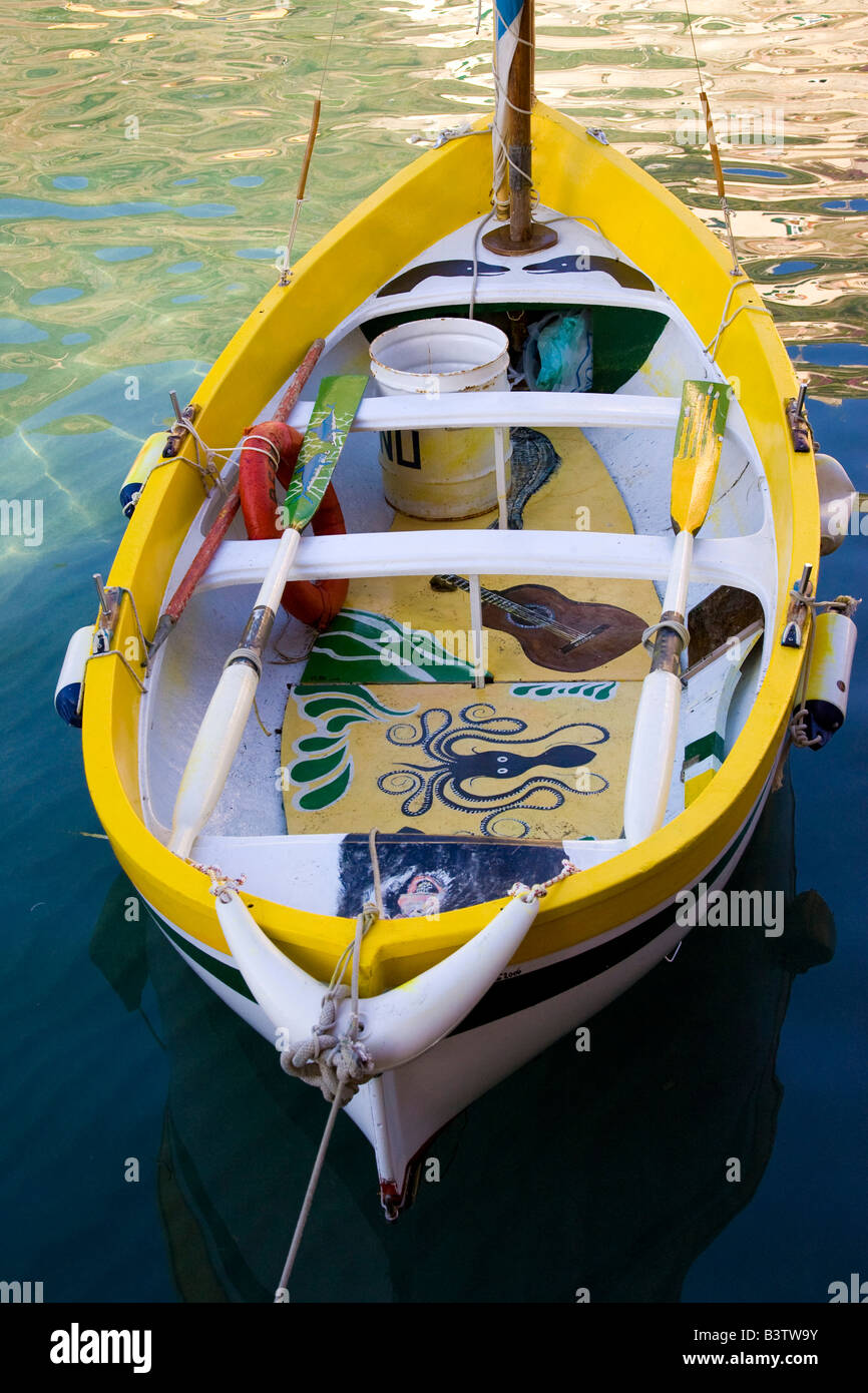 L'Europe, l'Italie, les Cinque Terre, Vernazza. Un bateau de ligne décorée avec des illustrations sur le plancher. Banque D'Images
