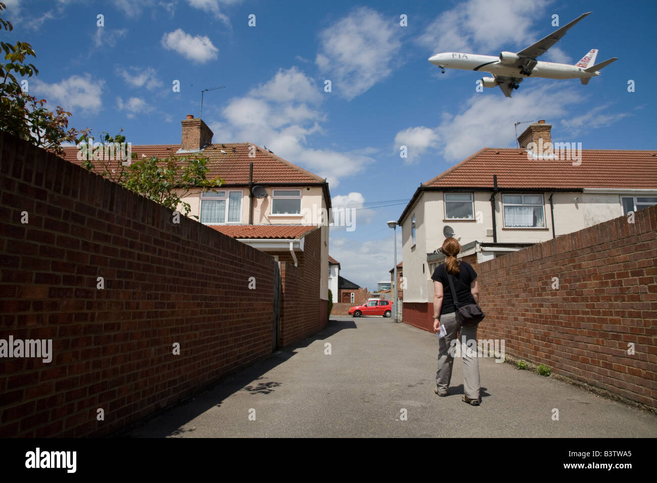 Entrée en avion atterrir à l'aéroport d'Heathrow sur maisons dans Cranford Banque D'Images